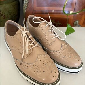 Women’s Nude Patent Leather Wingtip Platform Oxford Shoes Size 9